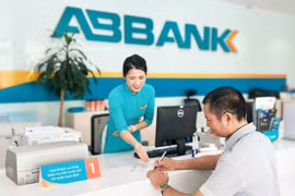 ABBANK tiếp sức hỗ trợ khách hàng nhanh chóng phục hồi sau bão với mức giảm lãi suất lên đến 2,8%/năm dành cho khách hàng cá nhân, và hỗ trợ tới 1,5%/năm dành cho khách hàng doanh nghiệp vừa và nhỏ. (Ảnh: Vietnam+)