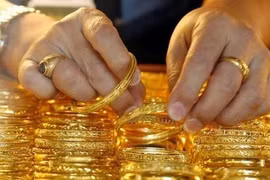 Giá vàng trong nước giảm mạnh tới 1,3 triệu đồng mỗi lượng. (Ảnh: Vietnam+)