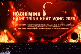 Tổng Bí thư Tô Lâm và Thường trực Ban Bí thư Trần Cẩm Tú trao chứng nhận và biểu trưng vinh danh tập thể điển hình tiêu biểu cho Đảng ủy VietinBank. (Ảnh: Vietnam+)