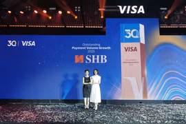Đại diện SHB nhận giải thưởng vinh danh “Ngôi sao tăng trưởng thẻ năm 2025”. (Ảnh: Vietnam+)