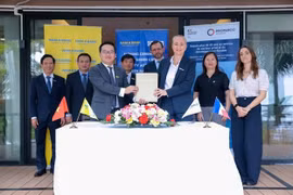 Ông Võ Hoàng Hải - Phó tổng giám đốc Nam A Bank và bà Rebecca Benhamou, Giám đốc Đầu tư cao cấp của Proparco ký kết thỏa thuận dưới sự chứng kiến của ông Julien Seillan - Giám đốc quốc gia AFD và lãnh đạo hai bên. (Ảnh: Vietnam+)
