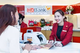 Giao dịch tại HDBank. (Ảnh: Vietnam+)