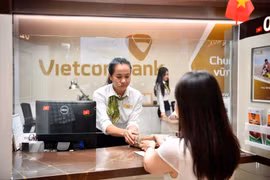 Giao dịch tại Vietcombank. (Ảnh: Vietnam+)