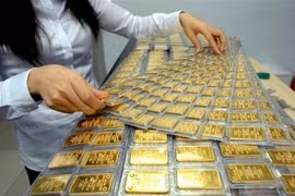 Dù giá vàng thế giới giảm mạnh nhưng trong nước lại tăng mạnh 1,3 triệu đồng. (Ảnh: Vietnam+)