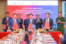 Đại diện 3 bên ký kết Thỏa thuận hợp tác triển khai “Điểm tư vấn, hỗ trợ, tiếp nhận hồ sơ thủ tục hành chính của Trung tâm Phục vụ hành chính công tại các điểm giao dịch của Agribank” dưới sự chứng kiến của đại diện lãnh đạo Ngân hàng Nhà nước Việt Nam, UBND thành phố Hà Nội; đại diện các đơn vị thuộc Bộ Công an. (Ảnh: Vietnam+)