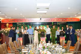 Bà Phùng Nguyễn Hải Yến - Phó Tổng Giám đốc Vietcombank (thứ ba từ trái sang) tham gia Lễ công bố triển khai thí điểm “Cổng ký số từ xa tập trung trên VNeID”. (Ảnh: Vietnam+)