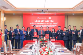 Agribank và Cục Thuế tổ chức Lễ ký kết hợp tác đồng hành hỗ trợ hộ kinh doanh chuyển đổi từ thuế khoán sang thuế kê khai. (Ảnh: Vietnam+)
