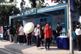 Đông đảo khách tham quan trải nghiệm tại các gian hàng. (Ảnh: Vietnam+)