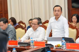 Ông Lê Hoàng Chính Quang - Cục trưởng Cục Công nghệ thông tin Ngân hàng Nhà nước trả lời tại họp báo. (Ảnh: Vietnam+)