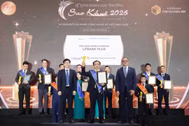 Ông Đặng Công Hoàn, Phó Tổng giám đốc Ngân hàng TMCP Lộc Phát Việt Nam, đại diện Ngân hàng nhận giải thưởng Sao Khuê 2026. (Ảnh: Vietnam+)