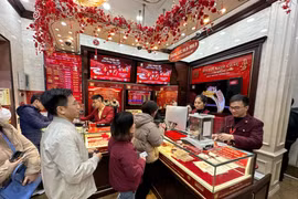Giá vàng đảo chiều giảm 600.000 đồng mỗi lượng theo thế giới. (Ảnh: Vietnam+)