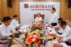 Ông Tô Huy Vũ - Bí thư Đảng ủy, Chủ tịch HĐTV Agribank cùng đoàn công tác Trụ sở chính làm việc tại Agribank Chi nhánh Tây Nghệ An. (Ảnh: Vietnam+)