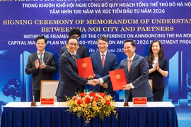 Ông Victor Ngo, Tổng Giám đốc Ngân hàng UOB Việt Nam và ông Nguyễn Ngọc Tú, Giám đốc Sở Tài chính Thành phố Hà Nội tham gia ký kết. (Ảnh: Vietnam+)