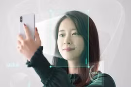 Từ hôm nay, doanh nghiệp chuyển khoản phải xác thực sinh trắc học. (Ảnh: Vietnam+)