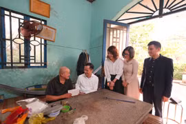 Ông Lê Hoàng Tùng - Phó Tổng Giám đốc Vietcombank, bà Lê Thị Thu Hà - Phó Chủ tịch thường trực Công đoàn Vietcombank và đại diện ngân hàng đến thăm hỏi, động viên cựu chiến binh Châu Văn Đực tại gia đình. (Ảnh: Vietnam+)