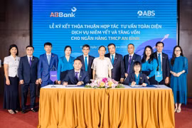 Đại diện ABBank và ABS ký thỏa thuận hợp tác. (Ảnh: Vietnam+)