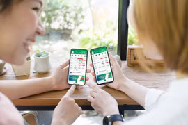 Nhiều bạn trẻ mong muốn tìm thêm giải pháp tài chính cho dòng tiền nhàn rỗi trong ngắn hạn. (Ảnh: Vietnam+)
