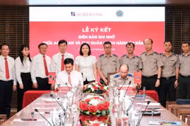 Lãnh đạo hai bên tham gia ký kết. (Ảnh: Vietnam+)