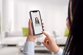 Khách hàng có thể chủ động tự cập nhật/bổ sung thông tin sinh trắc học trực tuyến. (Ảnh: Vietnam+)