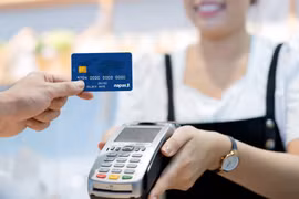 Thanh toán không dùng tiền mặt vượt xa mục tiêu đề ra. (Ảnh: Vietnam+)
