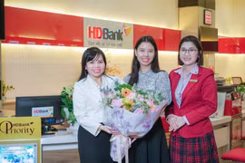 Chị Lê Quang Hạnh Phúc (Thành phố Hồ Chí Minh) đã trở thành chủ nhân của giải thưởng lớn nhất - Sổ tiết kiệm 3 tỷ đồng. (Ảnh: Vietnam+)