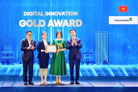 Đại diện Vietcombank, Phó Tổng giám đốc Phùng Nguyễn Hải Yến (thứ 2 từ phải sang) nhận Giải Vàng hạng mục Đổi mới sáng tạo số - ASEAN Digital Awards trong khuôn khổ Hội nghị Bộ trưởng Số ASEAN (ADGMIN) lần thứ 6 diễn ra tối 15/01/2026 tại Hà Nội. (Ảnh: Vietnam+)