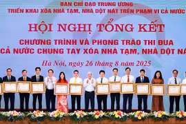 HDBank nhận Bằng khen của Thủ tướng trong chương trình xóa nhà tạm, dột nát. (Ảnh: Vietnam+)