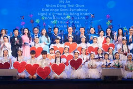 Anh hùng Lao động, Tiến sỹ Nguyễn Thị Phương Thảo đã thay mặt cán bộ nhân viên Sovico, Vietjet và HDBank trao tặng 30 tỷ đồng hỗ trợ phụ nữ, và trẻ em mắc bệnh hiểm nghèo thuộc diện hộ nghèo, cận nghèo. (Ảnh: Vietnam+)