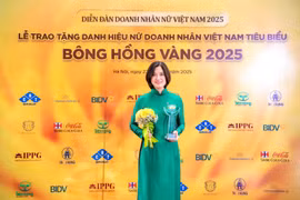 Bà Phùng Nguyễn Hải Yến - Phó Tổng Giám đốc Vietcombank vinh dự được trao tặng danh hiệu “Nữ Doanh nhân Việt Nam tiêu biểu - Bông hồng Vàng 2025”. (Ảnh: Vietnam+) 
