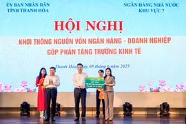 Đại diện Vietcombank, ông Hồ Văn Tuấn - Phó Tổng Giám đốc trao bảng tượng trưng tặng gói an sinh xã hội trị giá 15 tỷ đồng cho tỉnh Thanh Hóa. (Ảnh: Vietnam+)