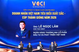 Ông Lê Ngọc Lâm, Chủ tịch HĐQT BIDV, nhận Cúp Thánh Gióng và được vinh danh trong Top Doanh nhân Việt Nam tiêu biểu xuất sắc năm 2026. (Ảnh: Vietnam+)