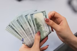 Chuyển từ 1.000 USD ra nước ngoài phải báo cáo. (Ảnh: Vietnam+)