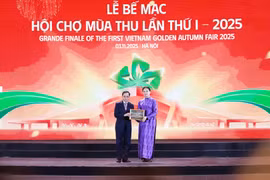 Đại diện HDBank trao tặng 10 tỷ đồng chung tay hỗ trợ đồng bào miền núi phía Bắc và miền Trung khắc phục hậu quả bão lũ, tại Lễ bế mạc Hội chợ Mùa Thu 2025 (Hà Nội), tối 3/11. (Ảnh: Vietnam+)