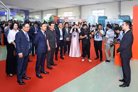 Đại diện SHB giới thiệu giải pháp tài chính số SAHA Shop tới Thống đốc Phạm Đức Ấn và các đại biểu. (Ảnh: Vietnam+)
