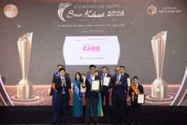Đại diện Ngân hàng số Cake nhận Giải thưởng Sao Khuê 2026. (Ảnh: Vietnam+)