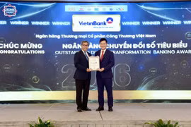 Ông Trần Công Quỳnh Lân – Phó Tổng Giám đốc VietinBank nhận giải thưởng Ngân hàng Chuyển đổi số tiêu biểu 2026 tại Vietnam Outstanding Banking Awards, ngày 30/9/2026. (Ảnh: Vietnam+)