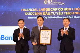 Ông Vương Huy Đông - Phó Ban Thư ký Hội đồng quản trị và Quan hệ cổ đông đại diện VietinBank nhận giải thưởng hạng mục “Financial Large Cap có hoạt động IR được Nhà đầu tư yêu thích nhất 2026”. (Ảnh: Vietnam+)