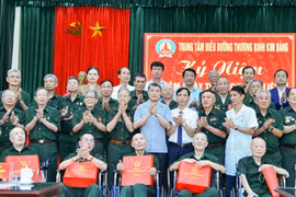 Đại diện Agribank, đồng chí Tô Huy Vũ - Bí thư Đảng uỷ, Chủ tịch HĐTV (hàng trên cùng, ngoài cùng bên phải) tham gia Đoàn công tác của Thủ tướng Lê Minh Hưng đến thăm và tặng quà thương, bệnh binh tại Ninh Bình. (Ảnh: Vietnam+)