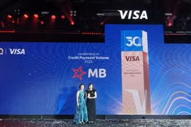 Đại diện MB nhận giải thưởng tại sự kiện kỷ niệm 30 năm của Visa tại Việt Nam. (Ảnh: Vietnam+)