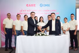 Lãnh đạo hai bên tham gia ký kết. (Ảnh: Vietnam+)