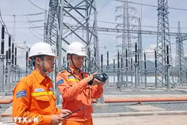 Cán bộ ngành điện giám sát trạm biến áp. (Ảnh: Trần Việt/TTXVN)