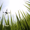 Việc ứng dụng công nghệ như drone trong gieo sạ, bón phân và phun thuốc không chỉ giúp tiết kiệm chi phí mà còn đảm bảo độ chính xác cao trong canh tác. (Ảnh: Duy Khương/TTXVN)