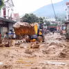 Vẫn còn tình trạng người dân chủ quan, đi qua khu vực ngập lụt, sạt lở. (Ảnh minh họa. Nguồn: TTXVN)