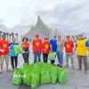 Thu gom và phân loại rác, bảo vệ môi trường. (Ảnh: TTXVN)