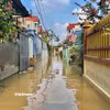Các ngõ nhỏ trong xã Đa Phúc vẫn ngập cao, tràn vào nhà người dân. (Ảnh: Bảo Ngọc/Vietnam+)
