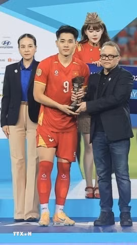 Đình Bắc nhận giải thưởng Cầu thủ xuất sắc nhất ASEAN Cup 2026. (Ảnh: Minh Quyết/TTXVN)