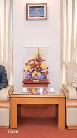 Đồng chí Vũ Việt Trang, Ủy viên Ban Thường vụ Đảng ủy các cơ quan Đảng Trung ương, Bí thư Đảng ủy, Tổng giám đốc TTXVN, Phó Trưởng Ban Tuyên giáo Trung ương hội kiến đồng chí Hoàng Minh Sơn, Ủy viên Trung ương Đảng, Bộ trưởng Bộ Giáo dục và Đào tạo trước Tọa đàm. (Ảnh: Minh Quyết/TTXVN)