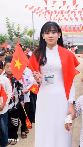 Giáo viên, học sinh Trường Trung học cơ sở Ngọc Chiến, xã Ngọc Chiến, tỉnh Sơn La, hân hoan bước vào năm học mới. (Ảnh minh họa: Quang Quyết/TTXVN)