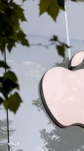 Biểu tượng Apple tại cửa hàng ở Brussels, Bỉ. (Ảnh: THX/TTXVN)