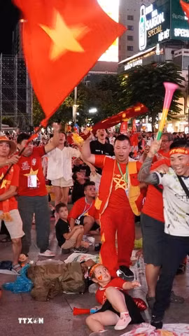 Người hâm mộ vỡ òa mừng tuyển Việt Nam thắng Malaysia ở ASEAN Cup 2026